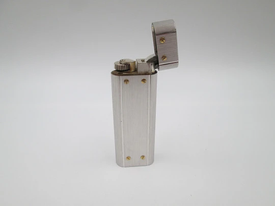 Encendedor a gas Cartier París Santos. Chapado en plata y detalles oro. 1980. Suiza Encendedor a gas Cartier París Santos. Chapado en plata y detalles oro. 1980. Suiza