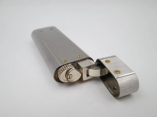 Encendedor a gas Cartier París Santos. Chapado en plata y detalles oro. 1980. Suiza Encendedor a gas Cartier París Santos. Chapado en plata y detalles oro. 1980. Suiza