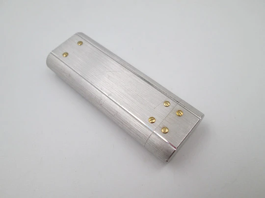 Encendedor a gas Cartier París Santos. Chapado en plata y detalles oro. 1980. Suiza Encendedor a gas Cartier París Santos. Chapado en plata y detalles oro. 1980. Suiza