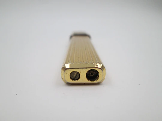 Encendedor a gas Mica. Metal dorado y plateado. Motivos lineales. Iberoamérica. 1980