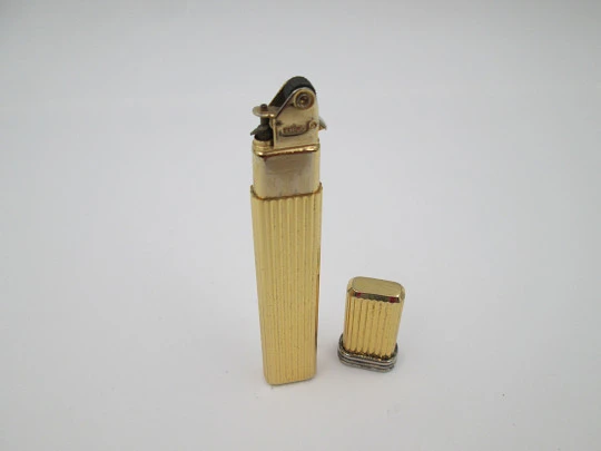 Encendedor a gas Mica. Metal dorado y plateado. Motivos lineales. Iberoamérica. 1980