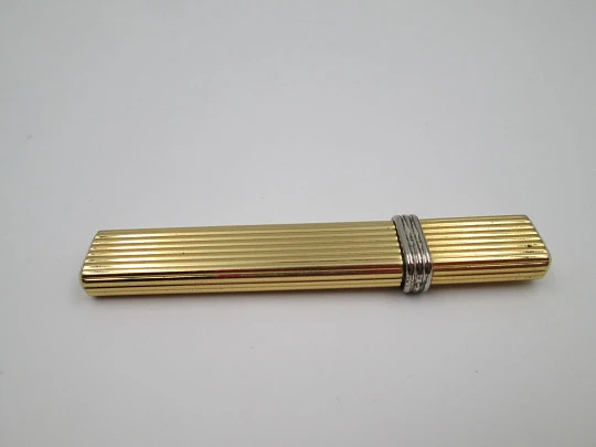 Encendedor a gas Mica. Metal dorado y plateado. Motivos lineales. Iberoamérica. 1980