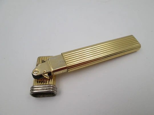 Encendedor a gas Mica. Metal dorado y plateado. Motivos lineales. Iberoamérica. 1980