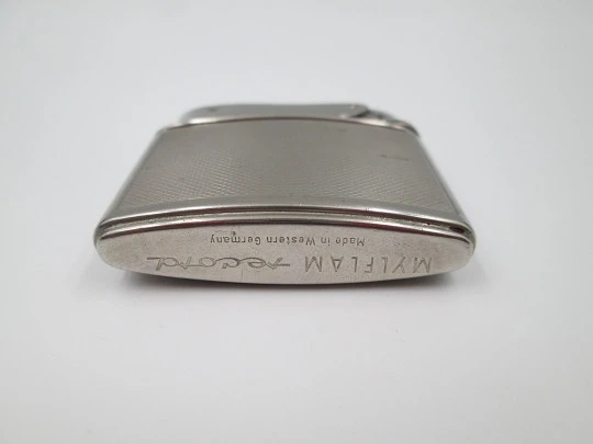 Encendedor a gas Mylflam Record. Metal plateado. Patrón lineal. Alemania. 1960