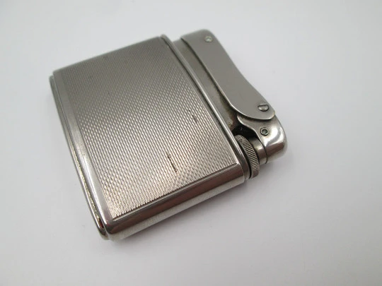 Encendedor a gas Mylflam Record. Metal plateado. Patrón lineal. Alemania. 1960