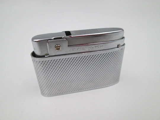 Encendedor a gas Silver Match Compound. Metal plateado. Patrón de sierra. Caja. 1960