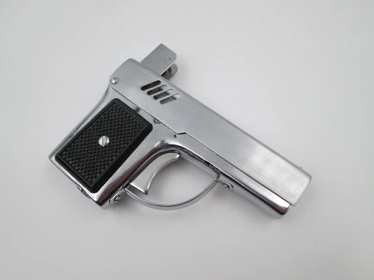 Encendedor a gasolina Penguin. Pistola Aurora 45. Metal plateado y resina negra. Caja. 1960 Encendedor a gasolina Penguin. Pistola Aurora 45. Metal plateado y resina negra. Caja. 1960