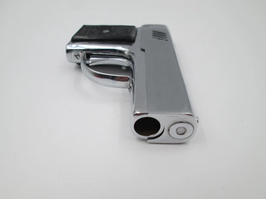 Encendedor a gasolina Penguin. Pistola Aurora 45. Metal plateado y resina negra. Caja. 1960 Encendedor a gasolina Penguin. Pistola Aurora 45. Metal plateado y resina negra. Caja. 1960