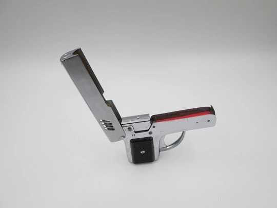 Encendedor a gasolina Penguin. Pistola Aurora 45. Metal plateado y resina negra. Caja. 1960 Encendedor a gasolina Penguin. Pistola Aurora 45. Metal plateado y resina negra. Caja. 1960