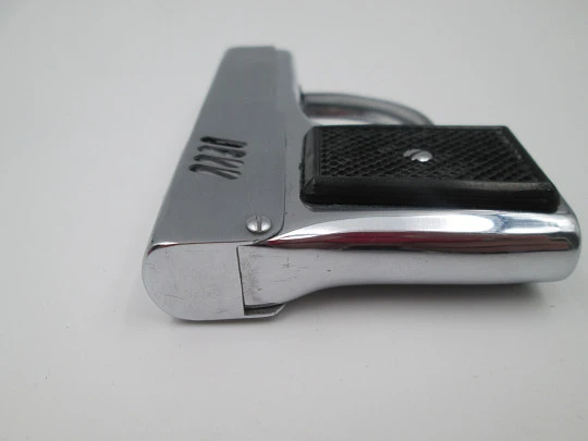 Encendedor a gasolina Penguin. Pistola Aurora 45. Metal plateado y resina negra. Caja. 1960 Encendedor a gasolina Penguin. Pistola Aurora 45. Metal plateado y resina negra. Caja. 1960