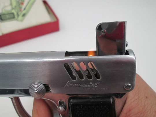 Encendedor a gasolina Penguin. Pistola Aurora 45. Metal plateado y resina negra. Caja. 1960 Encendedor a gasolina Penguin. Pistola Aurora 45. Metal plateado y resina negra. Caja. 1960