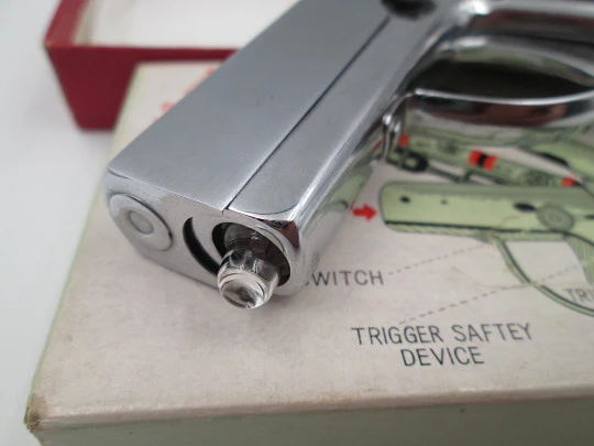 Encendedor a gasolina Penguin. Pistola Aurora 45. Metal plateado y resina negra. Caja. 1960 Encendedor a gasolina Penguin. Pistola Aurora 45. Metal plateado y resina negra. Caja. 1960