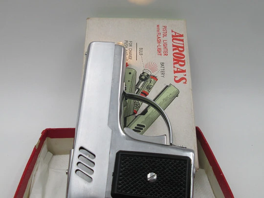 Encendedor a gasolina Penguin. Pistola Aurora 45. Metal plateado y resina negra. Caja. 1960 Encendedor a gasolina Penguin. Pistola Aurora 45. Metal plateado y resina negra. Caja. 1960