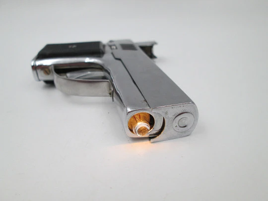 Encendedor a gasolina Penguin. Pistola Aurora 45. Metal plateado y resina negra. Caja. 1960 Encendedor a gasolina Penguin. Pistola Aurora 45. Metal plateado y resina negra. Caja. 1960