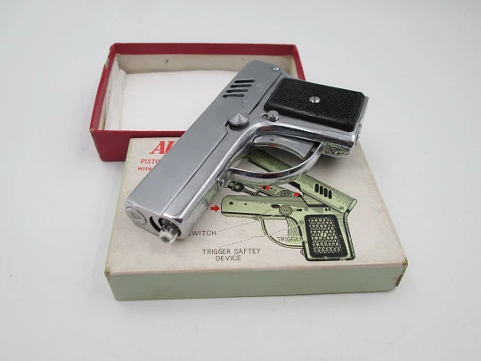 Encendedor a gasolina Penguin. Pistola Aurora 45. Metal plateado y resina negra. Caja. 1960 Encendedor a gasolina Penguin. Pistola Aurora 45. Metal plateado y resina negra. Caja. 1960