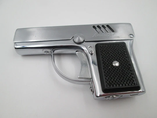 Encendedor a gasolina Penguin. Pistola Aurora 45. Metal plateado y resina negra. Caja. 1960 Encendedor a gasolina Penguin. Pistola Aurora 45. Metal plateado y resina negra. Caja. 1960