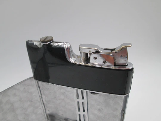 Encendedor art decó con pitillera Evans. Metal plateado y esmalte negro. EEUU. 1940 Encendedor art decó con pitillera Evans. Metal plateado y esmalte negro. EEUU. 1940