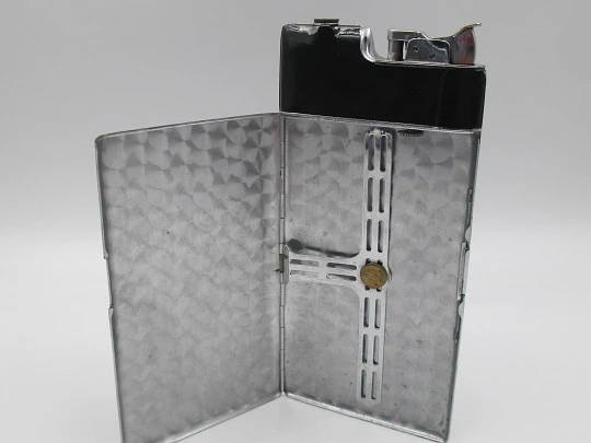 Encendedor art decó con pitillera Evans. Metal plateado y esmalte negro. EEUU. 1940 Encendedor art decó con pitillera Evans. Metal plateado y esmalte negro. EEUU. 1940