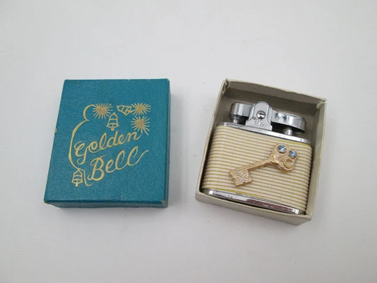 Encendedor automático de gasolina Golden Bell. Metal cromado y resina blanca. Japón