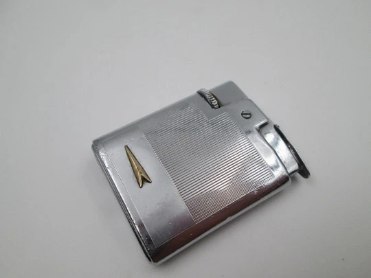 Encendedor bolsillo a gas Ronson Varaflame. Metal cromado y flecha dorada. Inglaterra