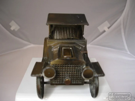 Encendedor coche. Miniatura. Años 60. Japón. Metal. Gasolina. Ford T