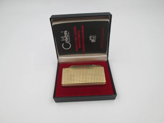 Encendedor Colibri Mini Monogas. Metal chapado oro. Patrón diamante. Caja. 1970