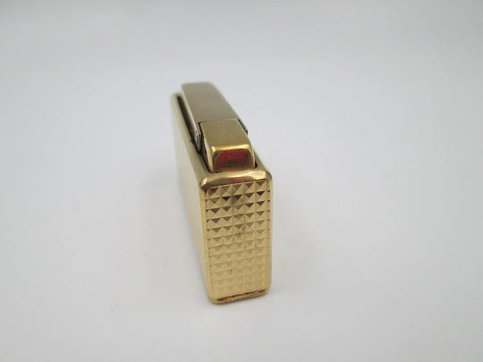 Encendedor Colibri Mini Monogas. Metal chapado oro. Patrón diamante. Caja. 1970