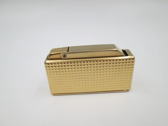 Encendedor Colibri Mini Monogas. Metal chapado oro. Patrón diamante. Caja. 1970