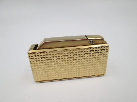 Encendedor Colibri Mini Monogas. Metal chapado oro. Patrón diamante. Caja. 1970