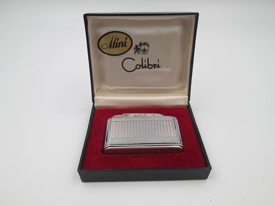 Encendedor Colibri Mini Monogas. Metal plateado. Patrón diamante. Inglaterra. Caja Encendedor Colibri Mini Monogas. Metal plateado. Patrón diamante. Inglaterra. Caja