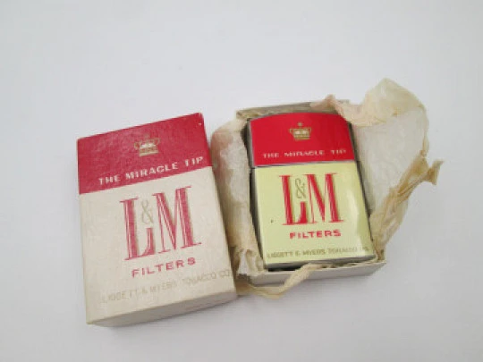 Encendedor Continental. Cigarrillos LM. Metal cromado. Caja e instrucciones. Japón. 1980
