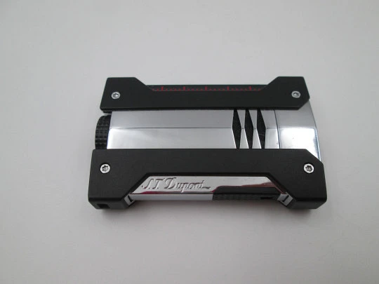 Encendedor de antorcha a gas S.T. Dupont Defi Extreme. Resina negra y metal cromado. 2020
