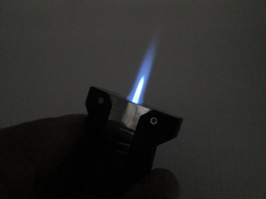 Encendedor de antorcha a gas S.T. Dupont Defi Extreme. Resina negra y metal cromado. 2020 Encendedor de antorcha a gas S.T. Dupont Defi Extreme. Resina negra y metal cromado. 2020