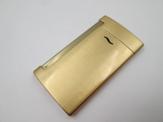 Encendedor de antorcha a gas S.T. Dupont París Slim 7. Metal dorado. Francia. 2020 Encendedor de antorcha a gas S.T. Dupont París Slim 7. Metal dorado. Francia. 2020