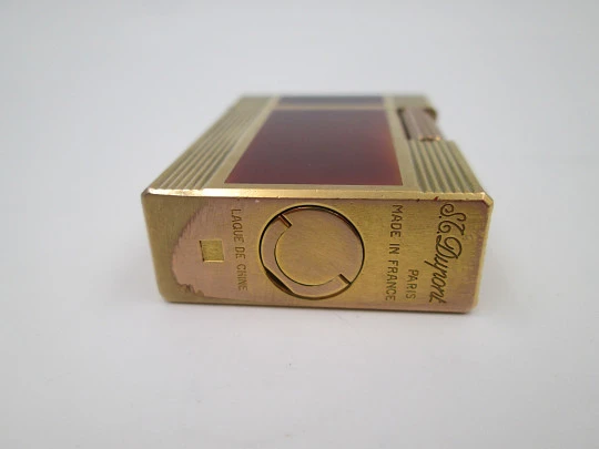 Encendedor de bolsillo a gas S.T. Dupont París. Laca marrón y chapado en oro. 1990