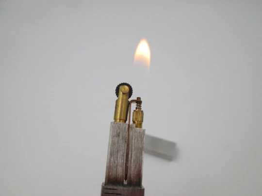 Encendedor de bolsillo a gas. Regla graduada. Metal plateado. Estuche original. 1980