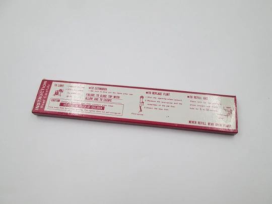 Encendedor de bolsillo a gas. Regla graduada. Metal plateado. Estuche original. 1980