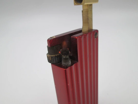Encendedor de bolsillo a gasolina Benlow Golmet. Aluminio rojo y dorado. 1950