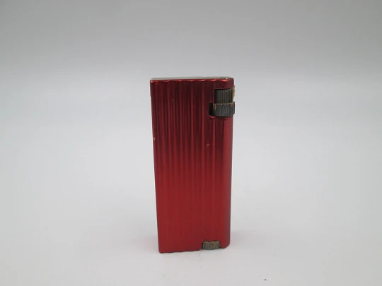 Encendedor de bolsillo a gasolina Benlow Golmet. Aluminio rojo y dorado. 1950