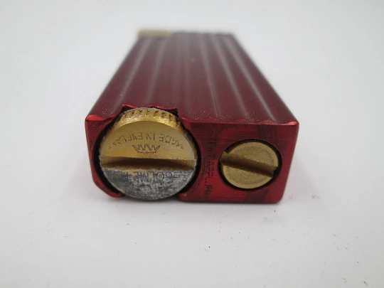 Encendedor de bolsillo a gasolina Benlow Golmet. Aluminio rojo y dorado. 1950