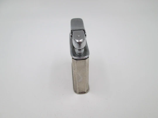 Encendedor de bolsillo a gasolina Ibelo Monopol. Metal plateado. Motivo flautista. 1950