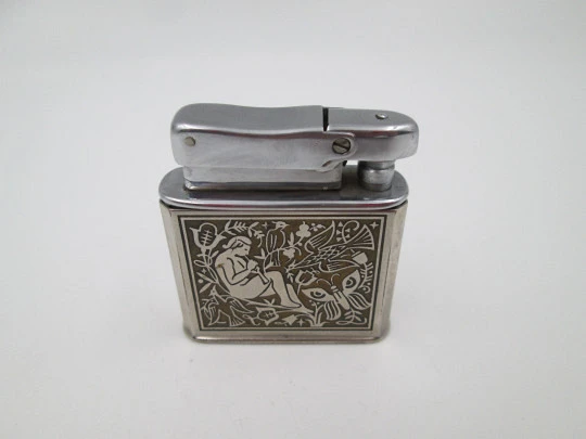 Encendedor de bolsillo a gasolina Ibelo Monopol. Metal plateado. Motivo flautista. 1950