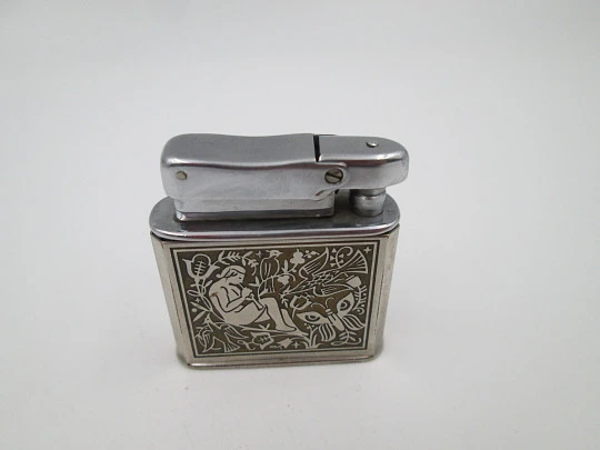 Encendedor de bolsillo a gasolina Ibelo Monopol. Metal plateado. Motivo flautista. 1950