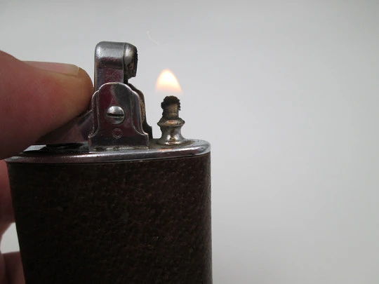 Encendedor de bolsillo a gasolina Ronson Standard. Metal cromado y piel. 1940 Encendedor de bolsillo a gasolina Ronson Standard. Metal cromado y piel. 1940