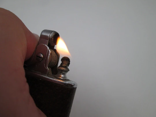 Encendedor de bolsillo a gasolina Ronson Standard. Metal cromado y piel. 1940 Encendedor de bolsillo a gasolina Ronson Standard. Metal cromado y piel. 1940