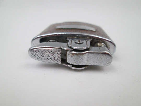 Encendedor de bolsillo a gasolina Ronson Standard. Metal cromado y piel. 1940 Encendedor de bolsillo a gasolina Ronson Standard. Metal cromado y piel. 1940