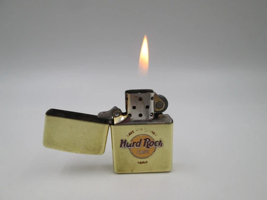 Encendedor de bolsillo a gasolina Zippo Hard Rock. Latón macizo pulido. EEUU. 1990