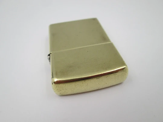 Encendedor de bolsillo a gasolina Zippo Hard Rock. Latón macizo pulido. EEUU. 1990