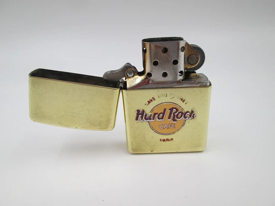 Encendedor de bolsillo a gasolina Zippo Hard Rock. Latón macizo pulido. EEUU. 1990