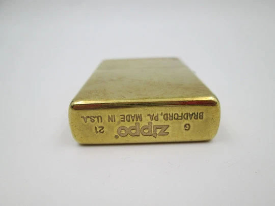 Encendedor de bolsillo a gasolina Zippo. Modelo 254. Latón macizo pulido. EEUU. 2021